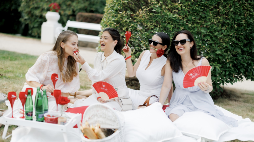 Oslava elegance: piknik šampaňského MUMM zazářil na karlovarském festivalu