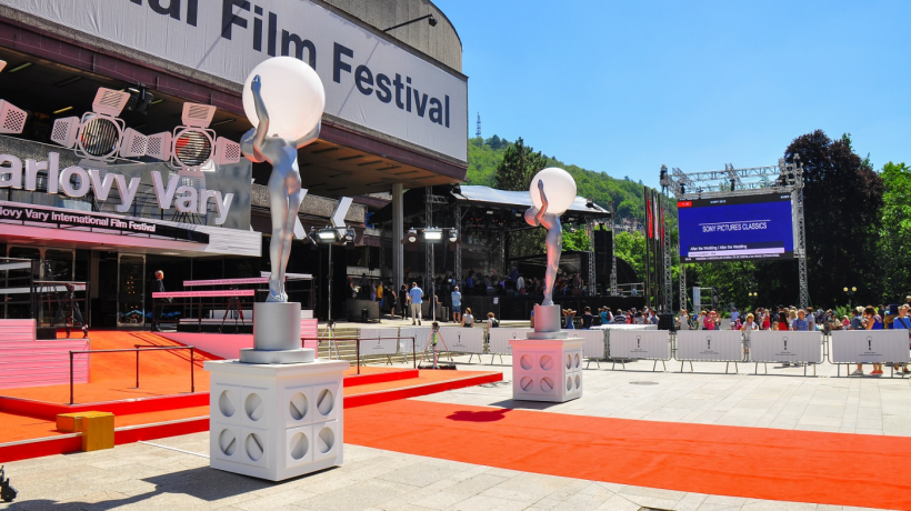Zkažené šaty na zahájení filmového festivalu? NEHERA oblékne Táňu Pauhofovou do šatů z nadcházející kolekce SS26