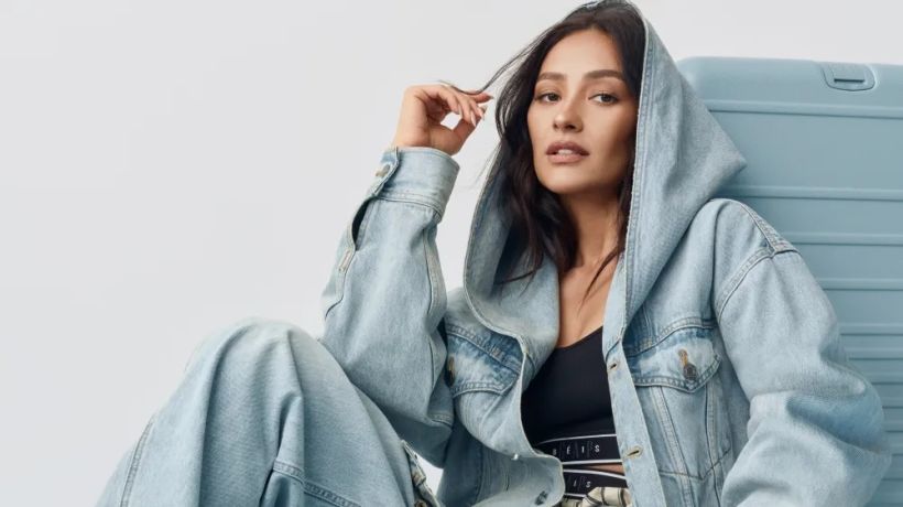 Herečka Shay Mitchell myslí na rodiče cestovatele. Nová kolekce Gap × BÉIS usnadní každé rodinné dobrodružství