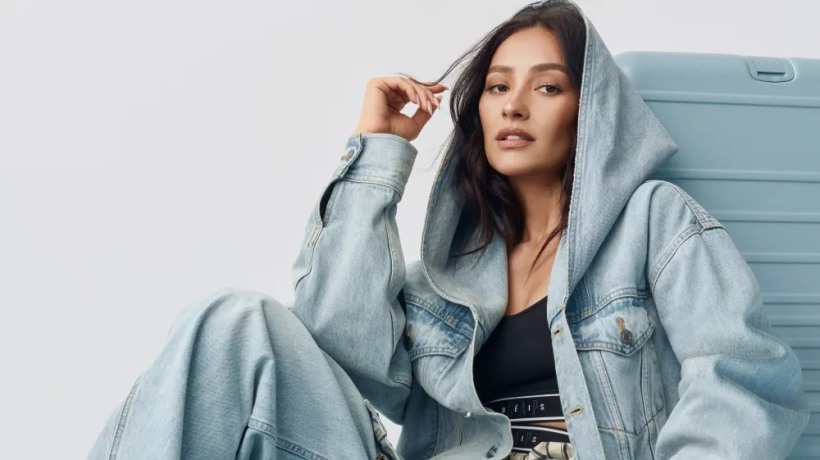 Herečka Shay Mitchell myslí na rodiče cestovatele. Nová kolekce Gap × BÉIS usnadní každé rodinné dobrodružství