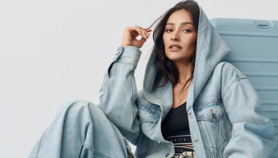 Herečka Shay Mitchell myslí na rodiče cestovatele. Nová kolekce Gap × BÉIS usnadní každé rodinné dobrodružství