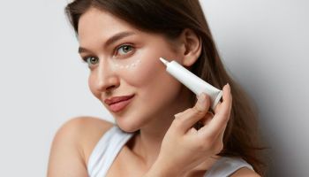 Konec kruhům pod očima! Tyto produkty změnily naši pleťovou rutinu