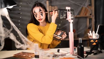 Tipy na halloweenské líčení na poslední chvíli. Zapomeňte na krev a pavučiny, přinášíme inspiraci, která vás bude bavit