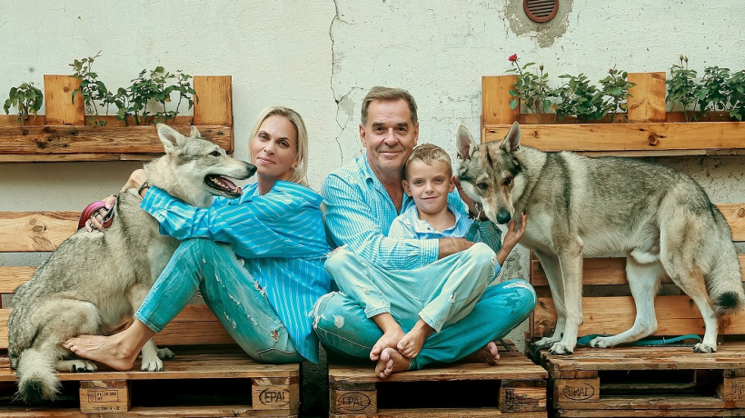 Psí šance představuje charitativní kalendář na rok 2026. Letos ho podpořili Eva Burešová, Martin a Sára Donutilovi i Miroslav Etzler