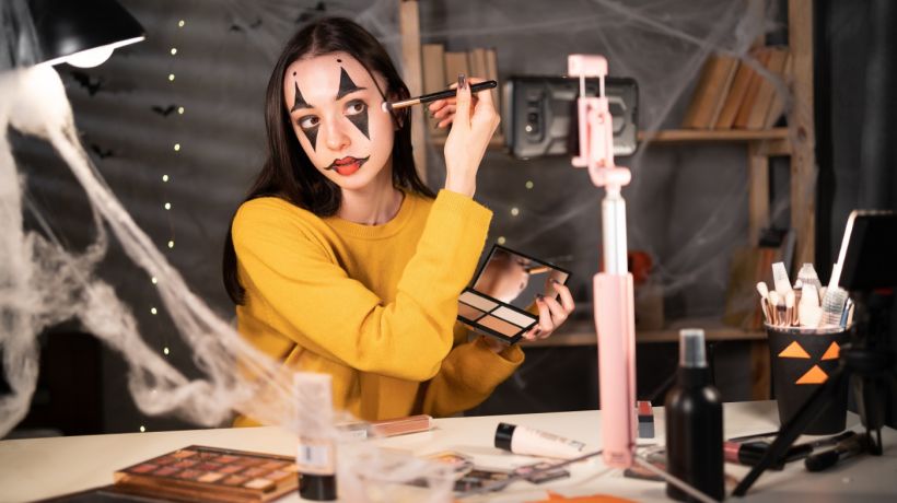 Tipy na halloweenské líčení na poslední chvíli. Zapomeňte na krev a pavučiny, přinášíme inspiraci, která vás bude bavit
