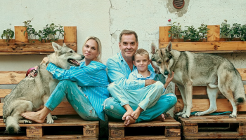 Psí šance představuje charitativní kalendář na rok 2026. Letos ho podpořili Eva Burešová, Martin a Sára Donutilovi i Miroslav Etzler