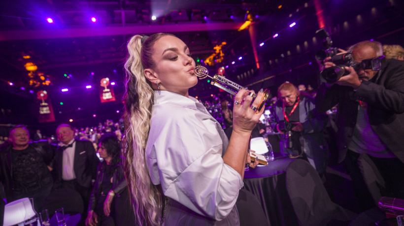 Méně klasiky, víc osobnosti: Ewa Farna a její look pro Českého slavíka