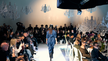 Modelové místo mola usedli ke stolu. DEBBIE BROWN přepsala pravidla módních přehlídek