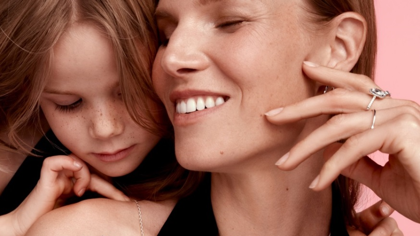 Pandora přináší sváteční kouzlo. Kolekce More Than a Gift oslavuje spojení, radost i čas pro sebe