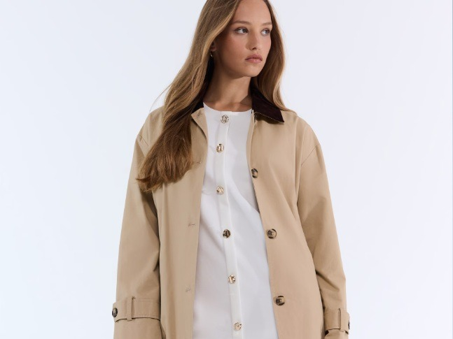 Jak nosit trenčkot? Moderní klasika ideální na jaro i na podzim