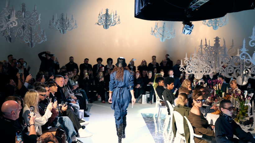 Modelové místo mola usedli ke stolu. DEBBIE BROWN přepsala pravidla módních přehlídek