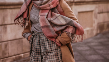 Maxi šála jako hvězda zimního šatníku. Jak vybrat tu pravou?