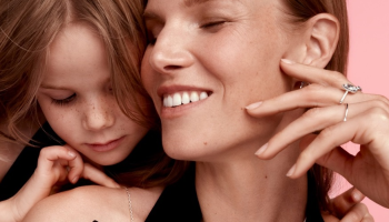 Pandora přináší sváteční kouzlo. Kolekce More Than a Gift oslavuje spojení, radost i čas pro sebe