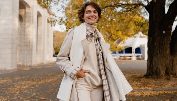 Zimní outfit pro aktivní mámy, který zvládne školku i home-office
