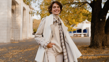 Zimní outfit pro aktivní mámy, který zvládne školku i home-office