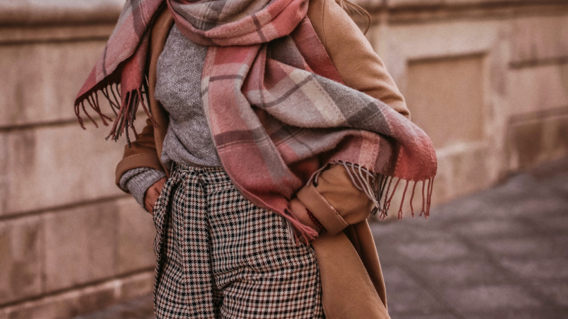 Maxi šála jako hvězda zimního šatníku. Jak vybrat tu pravou?