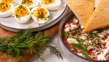 Silvestrovské menu, které potěší každého: Řepový hummus a ďábelská vejce s dijonskou hořčicí