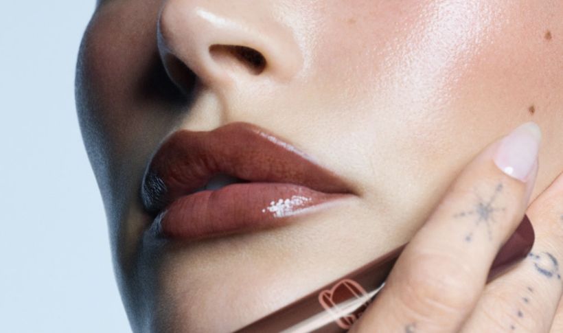 Tvářenka jako facelift. Tajné techniky vizážistů, které opticky pozvednou vaše rysy