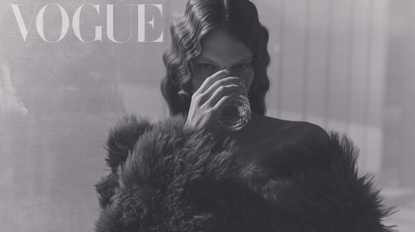 Karolína Čapková na obálce Vogue Portugal ukazuje českou eleganci v kulisách monumentální architektury