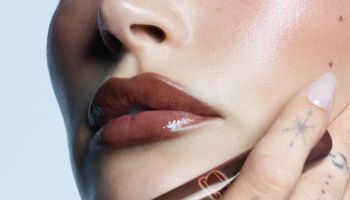 Tvářenka jako facelift. Tajné techniky vizážistů, které opticky pozvednou vaše rysy