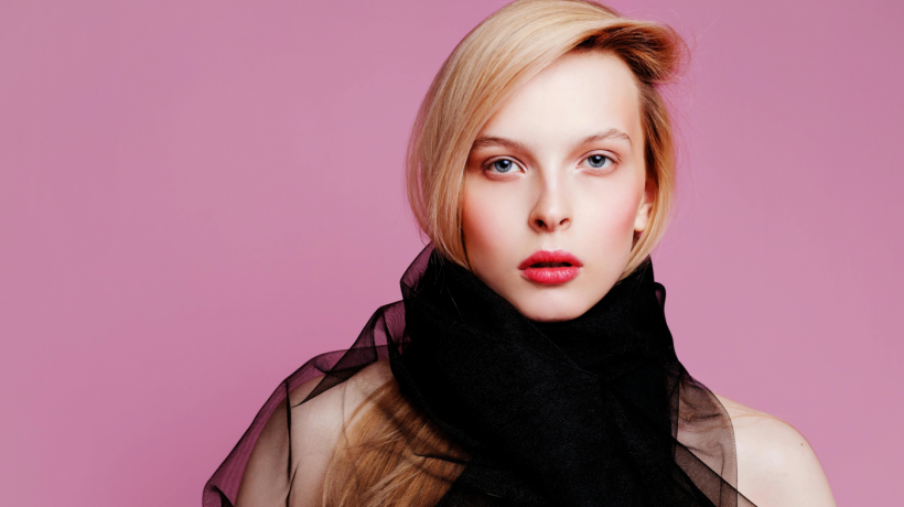 Šála jako celoroční ikonický doplněk. Jak ji nosit, aby pozvedla každý outfit?