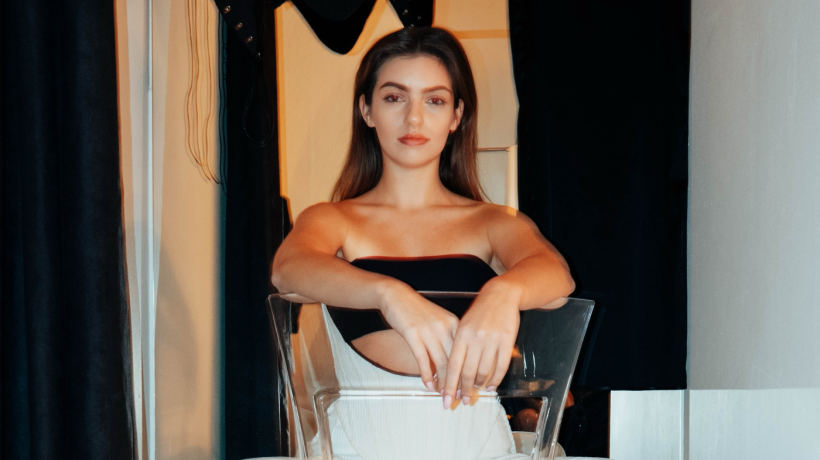 Miluju módu, která má názor. A prostor, který se cítí, ne stylizuje, říká herečka Nelly Řehořová