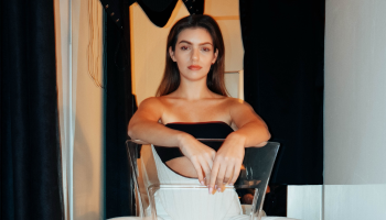 Miluju módu, která má názor. A prostor, který se cítí, ne stylizuje, říká herečka Nelly Řehořová