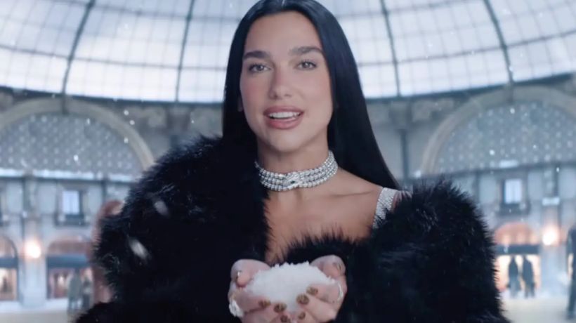 Dua Lipa září v kampani, kde Milán propojuje módu, luxus i sport v rámci zimních olympijských her