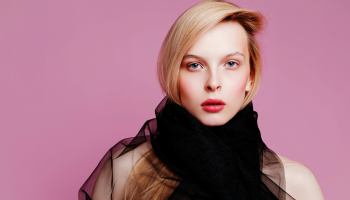 Šála jako celoroční ikonický doplněk. Jak ji nosit, aby pozvedla každý outfit?