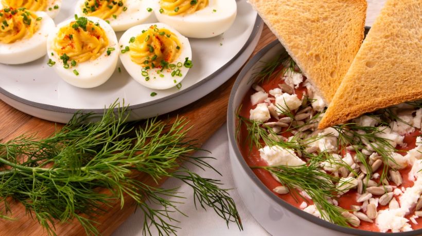 Silvestrovské menu, které potěší každého: Řepový hummus a ďábelská vejce s dijonskou hořčicí