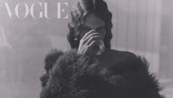 Karolína Čapková na obálce Vogue Portugal ukazuje českou eleganci v kulisách monumentální architektury