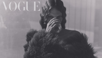 Karolína Čapková na obálce Vogue Portugal ukazuje českou eleganci v kulisách monumentální architektury