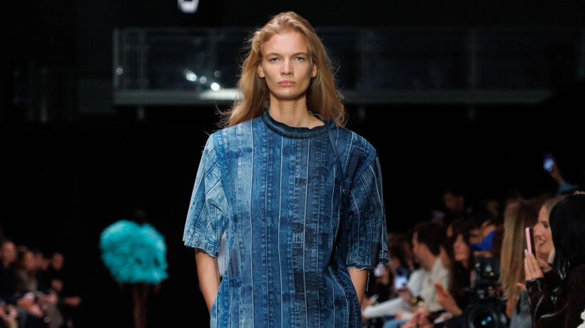 Textury a výrazné detaily mění jednoduché siluety v módní statement