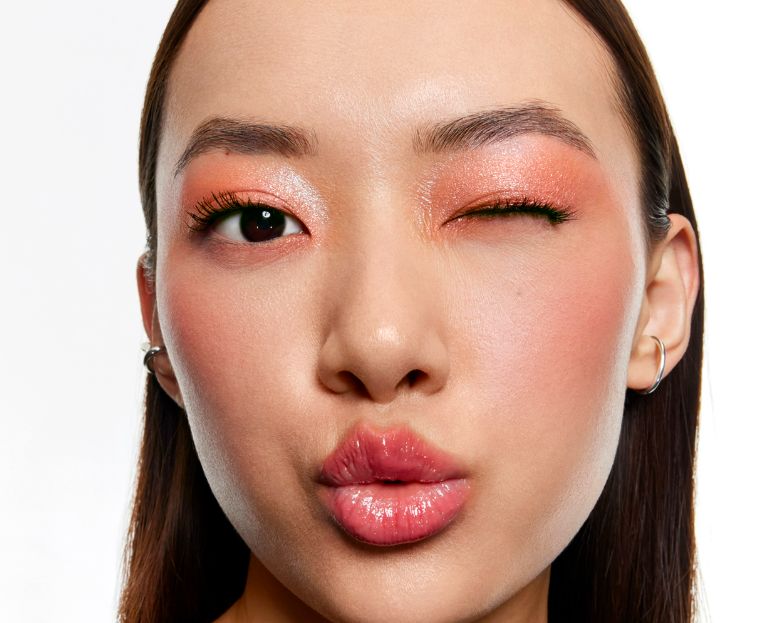 Nová řasenka Lancôme Lash Idôle Curl Goddess dodá řasám nekonečné natočení a dramatický objem