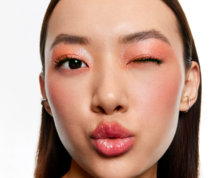 Nová řasenka Lancôme Lash Idôle Curl Goddess dodá řasám nekonečné natočení a dramatický objem