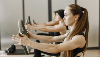 Je lepší cvičit ráno nebo večer?