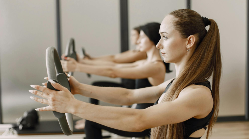 Je lepší cvičit ráno nebo večer?