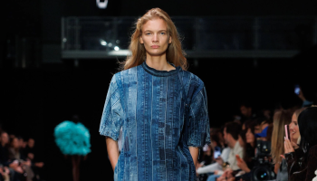 Textury a výrazné detaily mění jednoduché siluety v módní statement