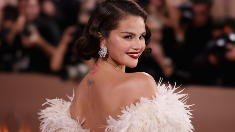 Výroba šatů pro Selenu Gomez na Zlaté glóby 2026 trvala 323 hodin