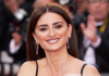Penélope Cruz má nový účes, který hýbe módním světem. Poprvé ho představila na přehlídce Chanel během pařížského týdne módy