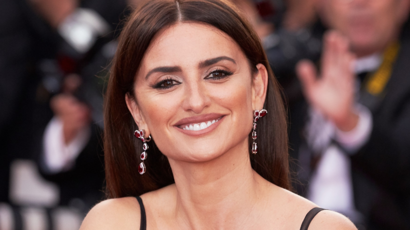 Penélope Cruz má nový účes, který hýbe módním světem. Poprvé ho představila na přehlídce Chanel během pařížského týdne módy