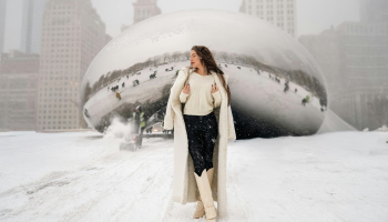 Jak nosit barvu roku 2026 podle Pantone? Cloud Dancer v každodenních outfitech ve čtyřech ročních obdobích