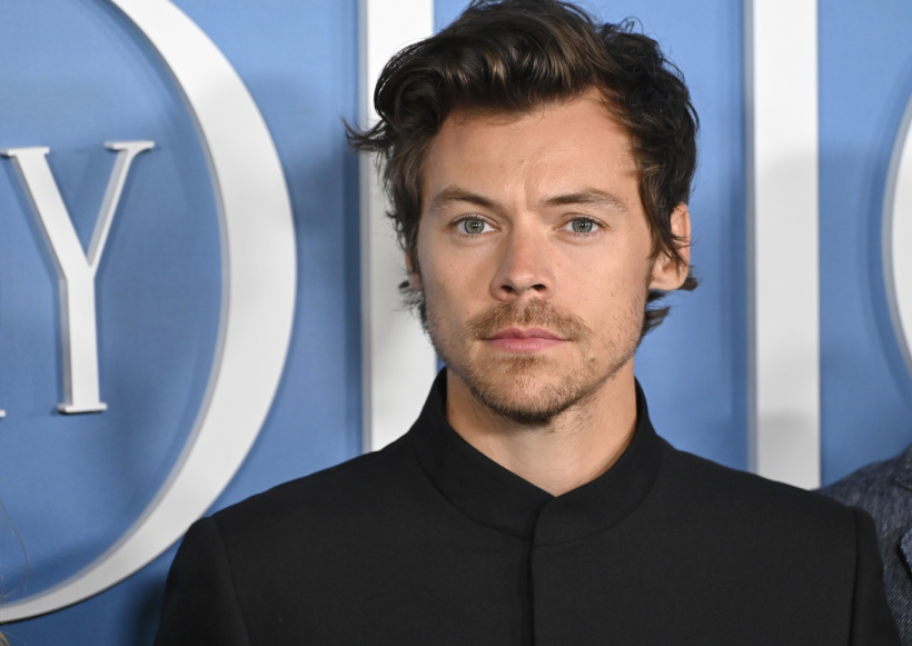 Harry Styles ukazuje, že džíny a tričko se sloganem jsou největším trendem roku 2026