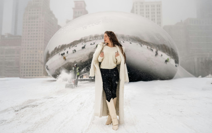 Jak nosit barvu roku 2026 podle Pantone? Cloud Dancer v každodenních outfitech ve čtyřech ročních obdobích