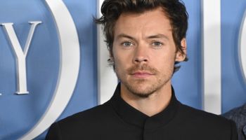 Harry Styles ukazuje, že džíny a tričko se sloganem jsou největším trendem roku 2026