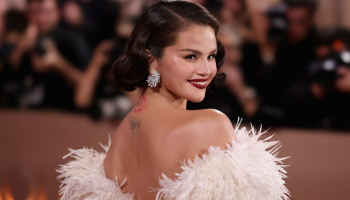 Výroba šatů pro Selenu Gomez na Zlaté glóby 2026 trvala 323 hodin