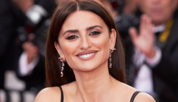 Penélope Cruz má nový účes, který hýbe módním světem. Poprvé ho představila na přehlídce Chanel během pařížského týdne módy