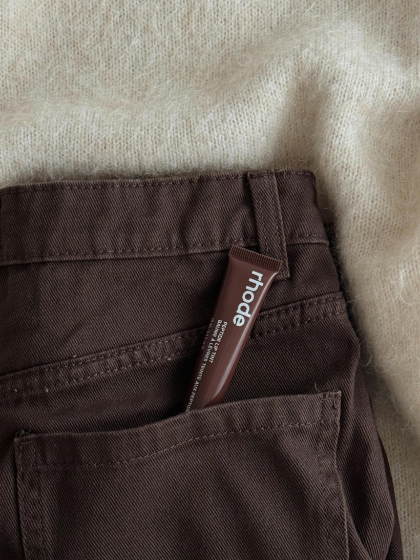 Čokoládově hnědý denim. Nový neutrální základ zimního šatníku, protože tyhle džíny si zamilujete