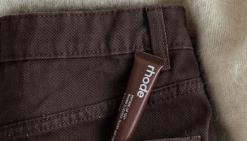 Čokoládově hnědý denim. Nový neutrální základ zimního šatníku, protože tyhle džíny si zamilujete