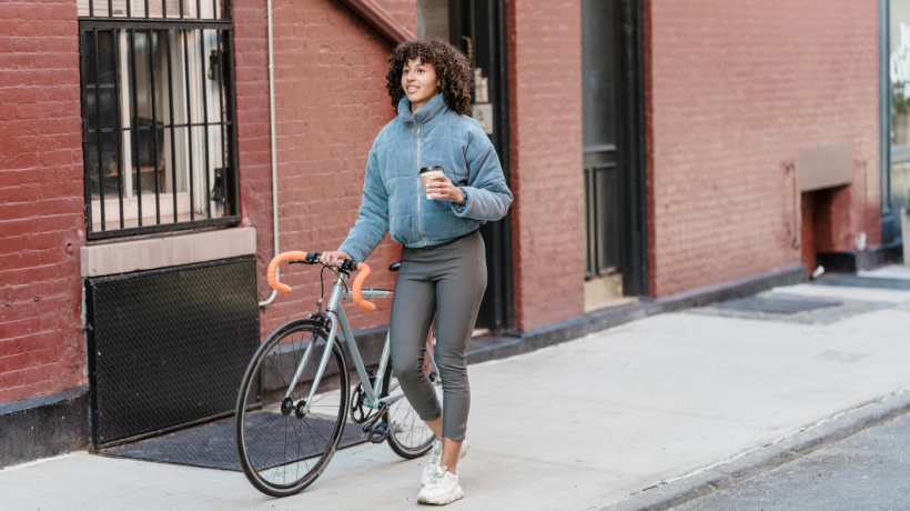 Legíny v roce 2026. Návrat nejpohodlnějšího kousku našeho šatníku, ale tentokrát v elegantní verzi